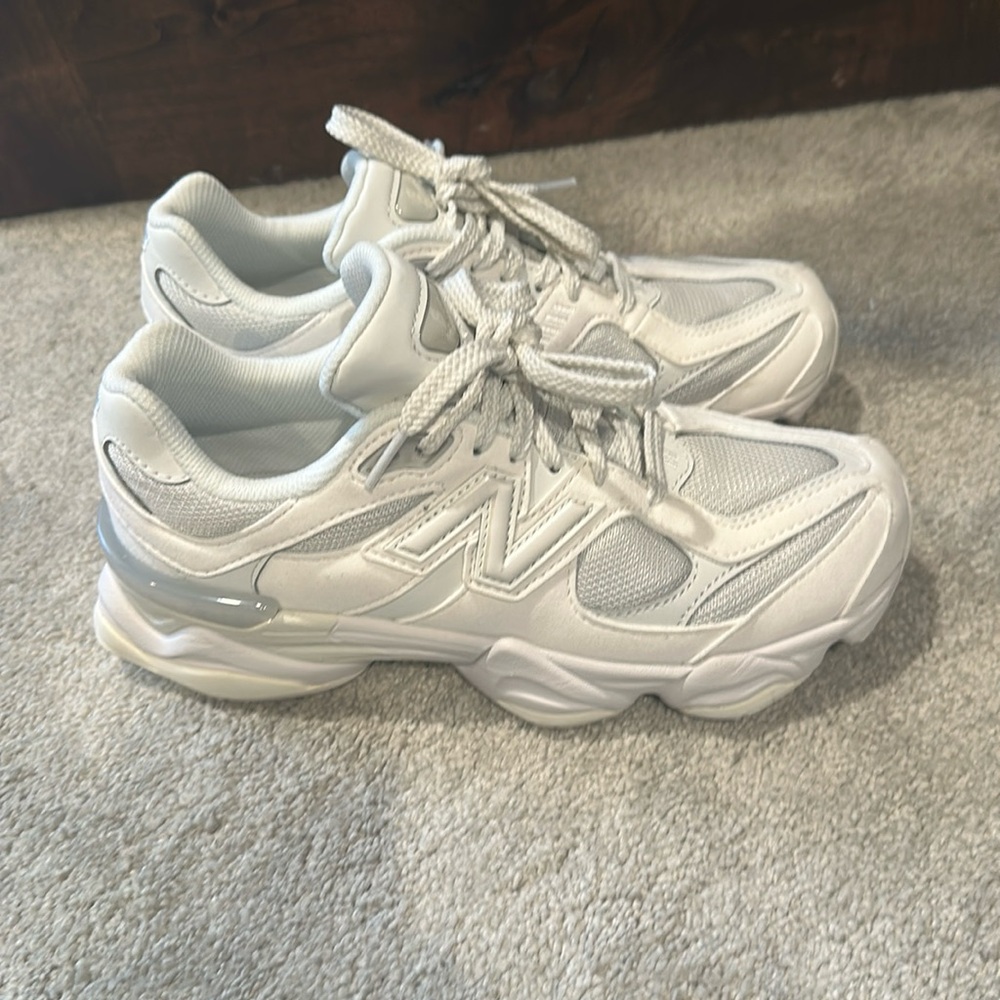 New Balance 9060 Reflection/Reflection Running Shoe Size 5.5 Big Kids